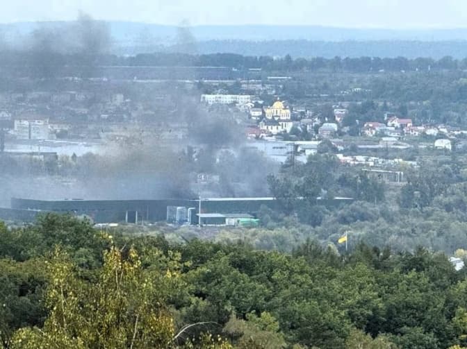 На сміттєпереробному заводі у Львові виникло загоряння: причини з'ясовують