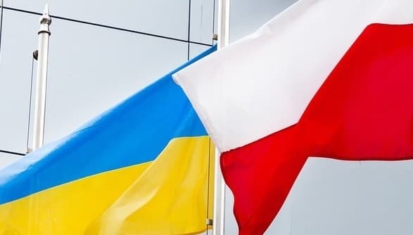 Польща передала Україні рефрижератори для повернення тіл загиблих захисників
