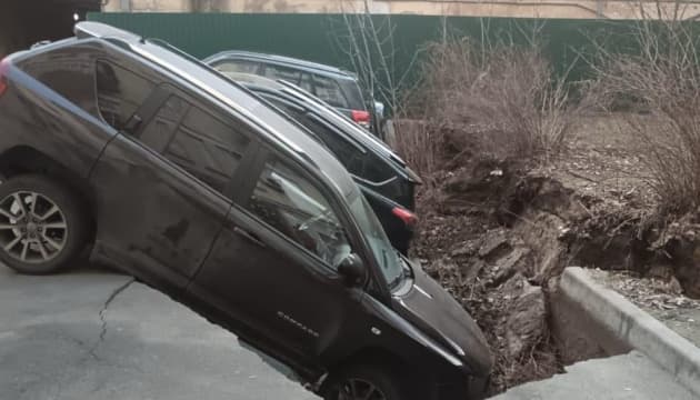 У Києві на Печерську під асфальт провалилися автомобілі