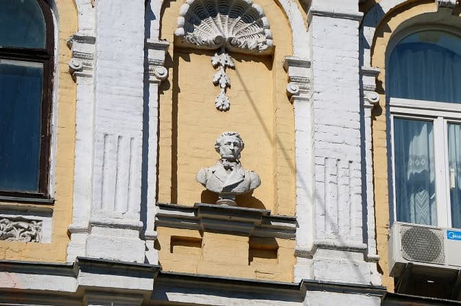 З фасаду будинку на Подолі в Києві демонтували бюст Пушкіна