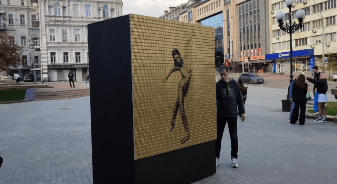 Біля Національної опери України відкрили інсталяцію з гільз від куль «Unbroken Project»