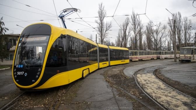 На лівому березі Києва вийшли на лінії нові українські трамваї Татра-Юг