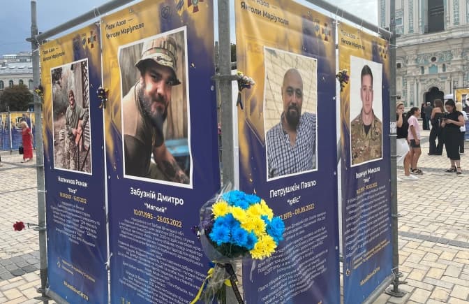 У Києві відкрили виставку «Воїни світла», присвячену загиблим захисникам України