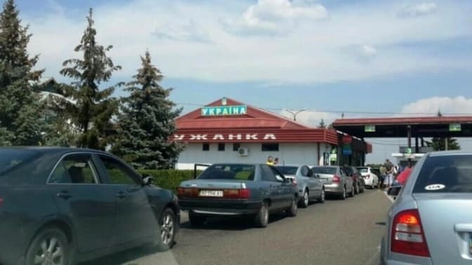 Угорщина призупинила пропуск на кордоні з Україною. Оновлено