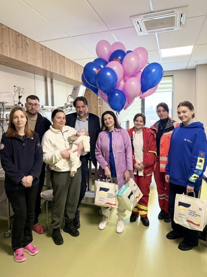 У Києві в Охматдиті врятували 9-місячну дівчинку з Молдови після складного нейрохірургічного втручання