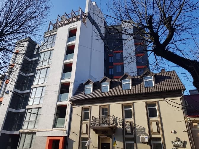 Після 10 років судових процесів біля парку у Львові мають знести скандальний самобуд