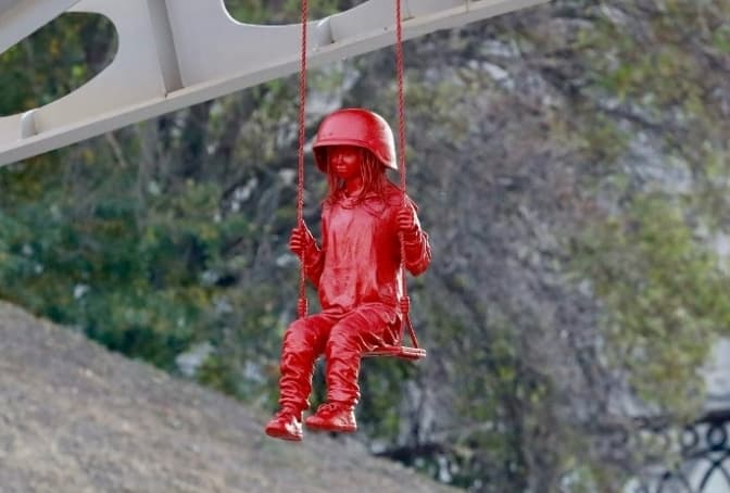 На Майдані Незалежності встановили ще одну скульптуру Коломіни