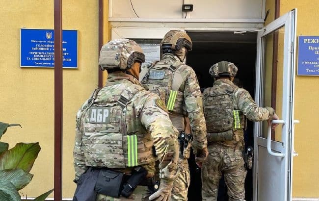 В Києві у працівників районного ТЦК знайшли понад 1 млн доларів готівкою