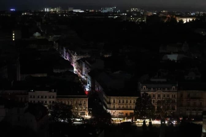 Які надзвичайні заходи запроваджуються в енергетиці, що пошкоджено від удару дрона по Львову та як кияни рятуються цієї зими. Ключове за 15 січня