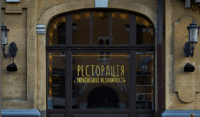 У Києві відкрили кафе зі столиком з назвою Азовсталь. Як заклад відрегаував на критику