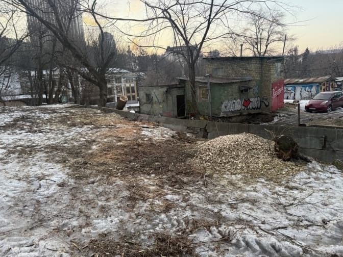 У столиці на Пейзажній алеї почали зрізати дерева: активісти побоюються відновлення планів забудови