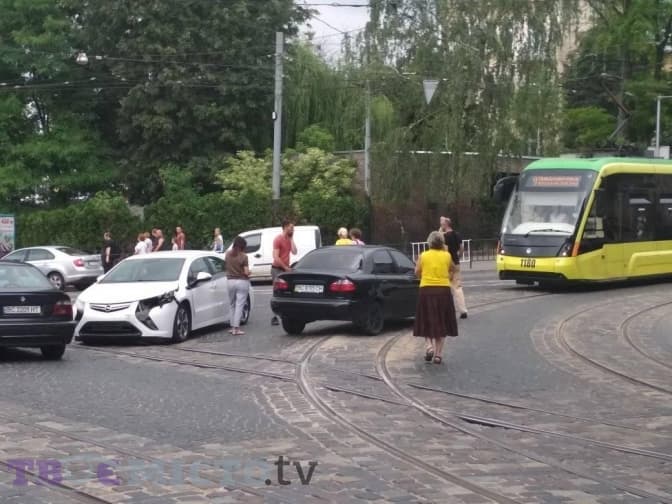 Ситуація на дорогах Львова: аварія на початку Хмельницького