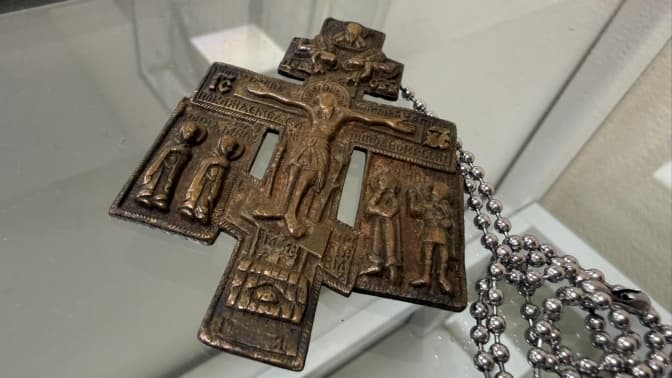 У Києві митники передали музею старовинні ікону та хрест, які намагалися вивезти за кордон