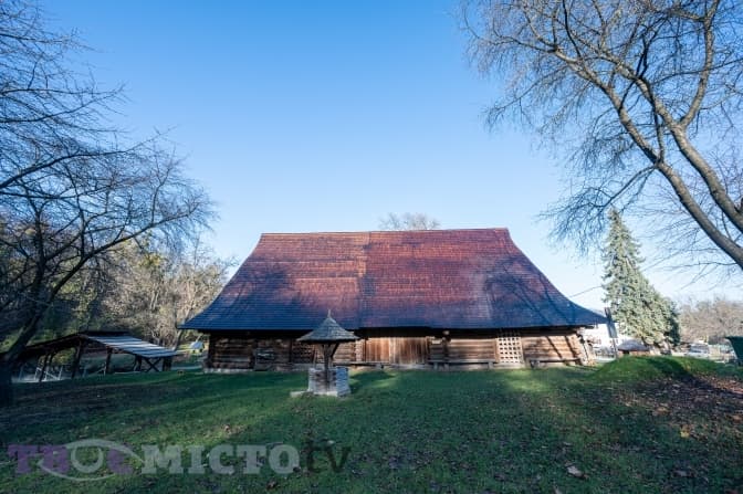 У Шевченківському гаю відреставрували стодолу 19 століття під ґонтовим дахом. Фото