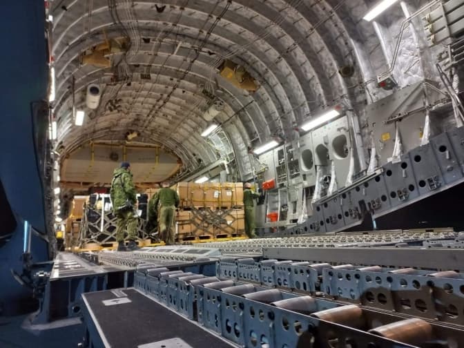 В Україну прибув літак із військовою допомогою від Канади