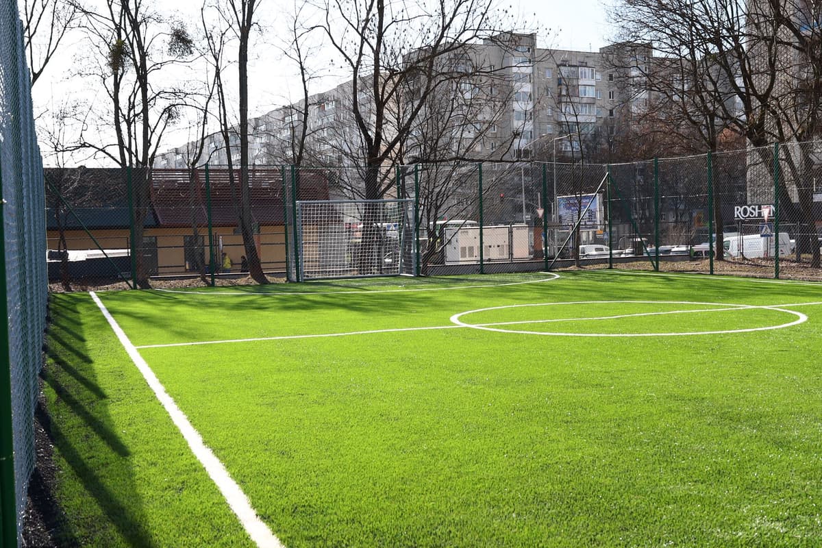 Три школи у Львові отримали сучасні мініфутбольні поля