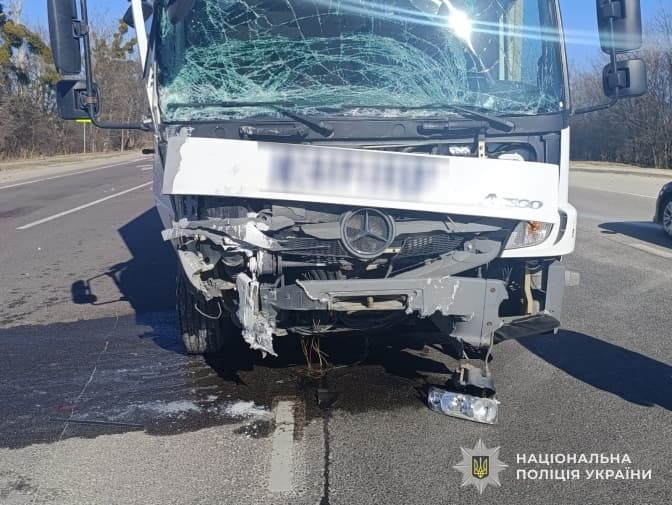 Поліція розслідує ДТП на Львівщині: після зіткнення вантажівки і мінівена є травмований