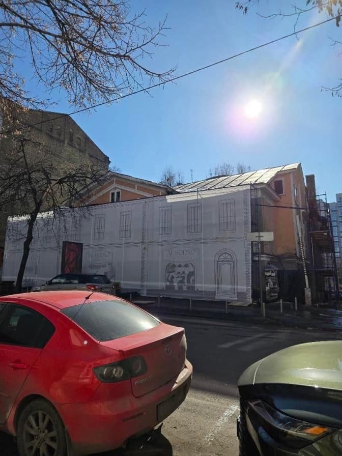 Історичний будинок на Ярославовому Валу закрили фальш-фасадом