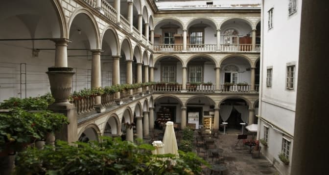 Каретний двір і перша цукерня у Львові. Підбірка львівських двориків з давньою історією