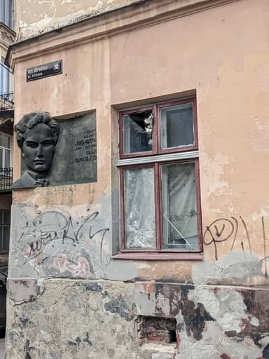 фото будинку і пам'ятної таблиці на пл. Вічевій з допису/фото: Валерій Провозін