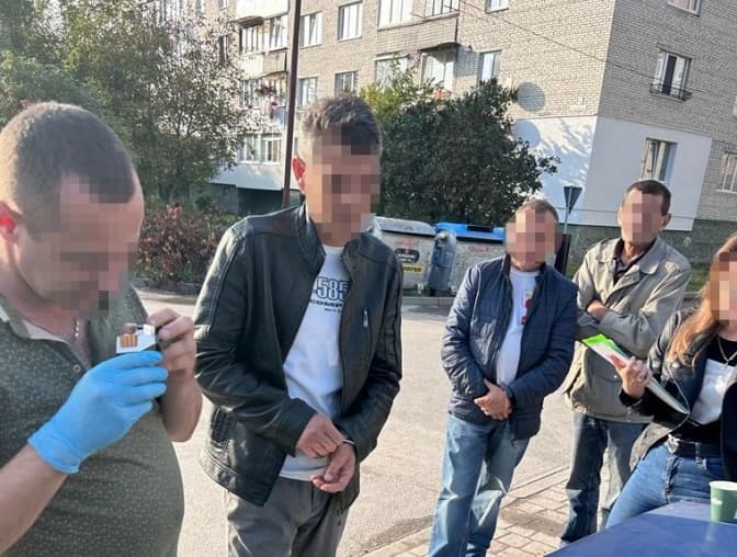 На Львівщині затримали чоловіка, який торгував гранатами та патронами