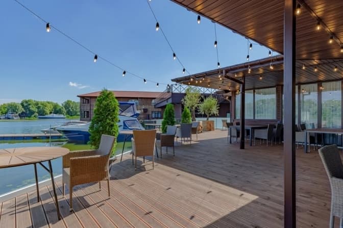 У Києві прокуратура через суд вимагає знести самочинно збудований ресторан у Галерній затоці