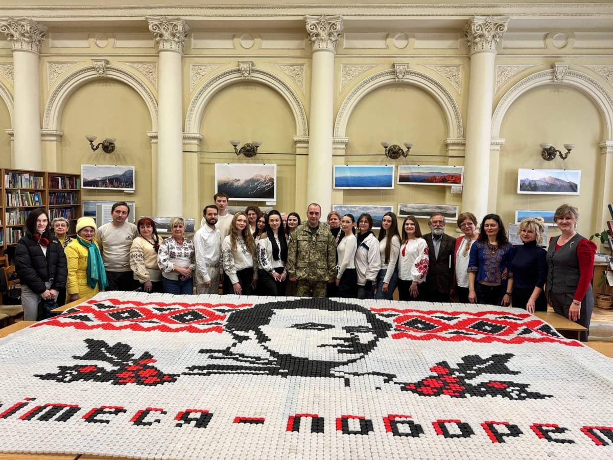 У Львові відкрили панно з Шевченком з пластикових кришечок, яке створив військовий