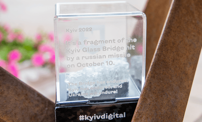 Шматок скла зі скляного мосту в Києві, який витримав ракетну атаку, продадуть на благодійному аукціоні