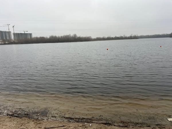 В озері Небреж у Дарницькому районі виявили мастило