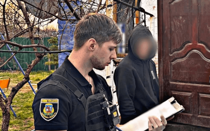 У Білій Церкві троє чоловіків познущалися з неповнолітнього, обрізавши йому волосся, та побили його