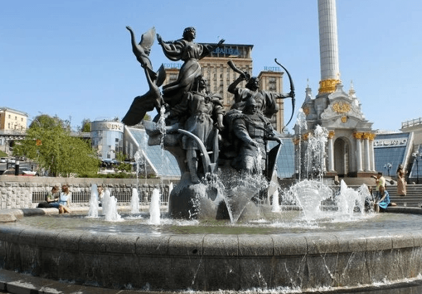 З памятника на честь засновників Києва на Майдані демонтували захисну конструкцію