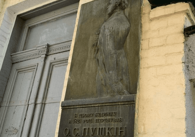 В Києві демонтували ще одного Пушкіна, пам’ятник у черзі