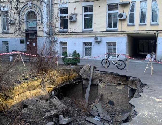 У ямі, в яку провалились автівки в Музейному провулку, знайшли підвал історичної садиби