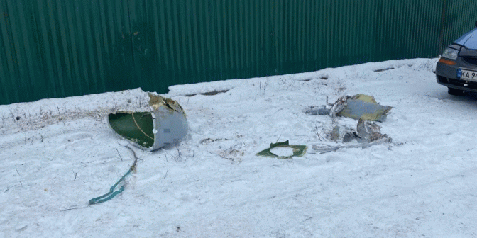 На Київщині уламки збитої ракети впали на житлові будинки