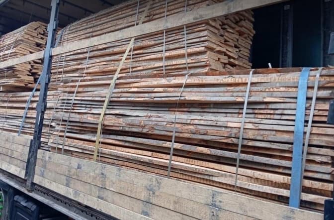 Хотіли вивезти за кордон. На Львівщині викрили контрабанду деревини на понад мільйон гривень