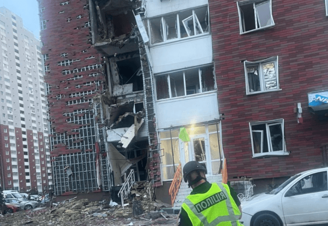 Росія здійснила масований удар по Києву. Пожежі гасять за допомогою гелікоптерів, відомо про чотирьох постраждалих