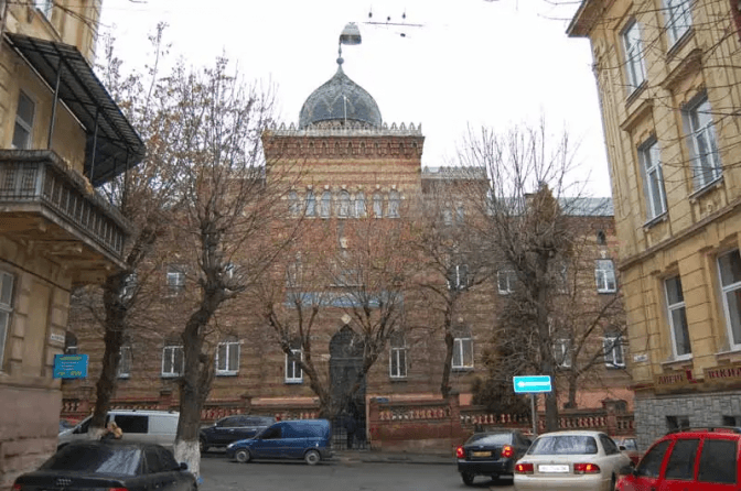 Чому найстаріші пологові Львова можуть закрити та які будівництва погодили в історичному ареалі міста. Підсумки доби