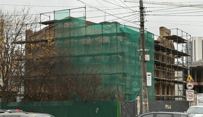 Історичну будівлю трамвайного депо на Лук'янівці почали закривати будівельним сукном