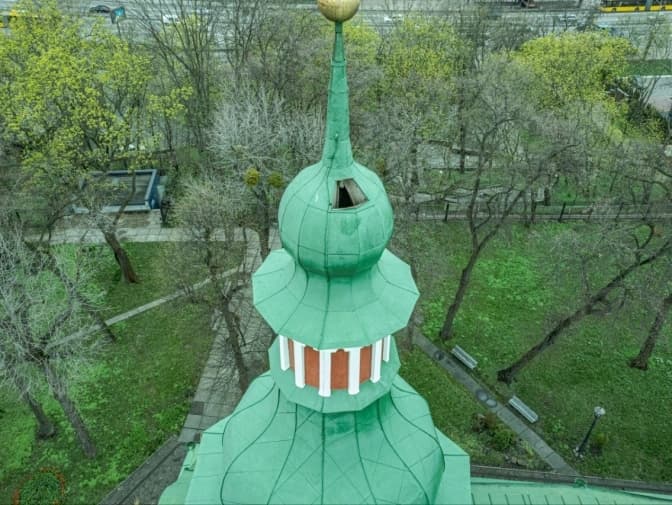 У Києві на бані Кирилівської церкви на 30-метровій висоті замінили ревізійний люк