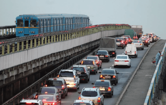 Київрада відхилила петицію про рух транспорту з лівого берега на правий під час тривог