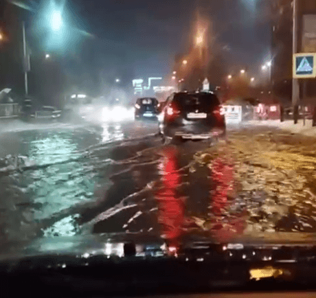 На одній із вулиць Львова прорвало трубу. Мешканці залишилися без води