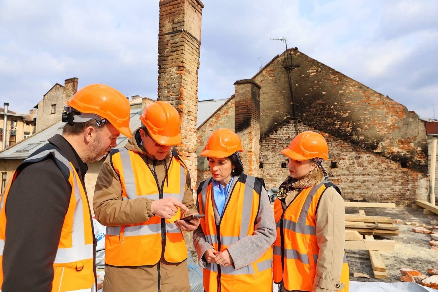 Іноземним гостям показали наслідки російського удару по Львову 