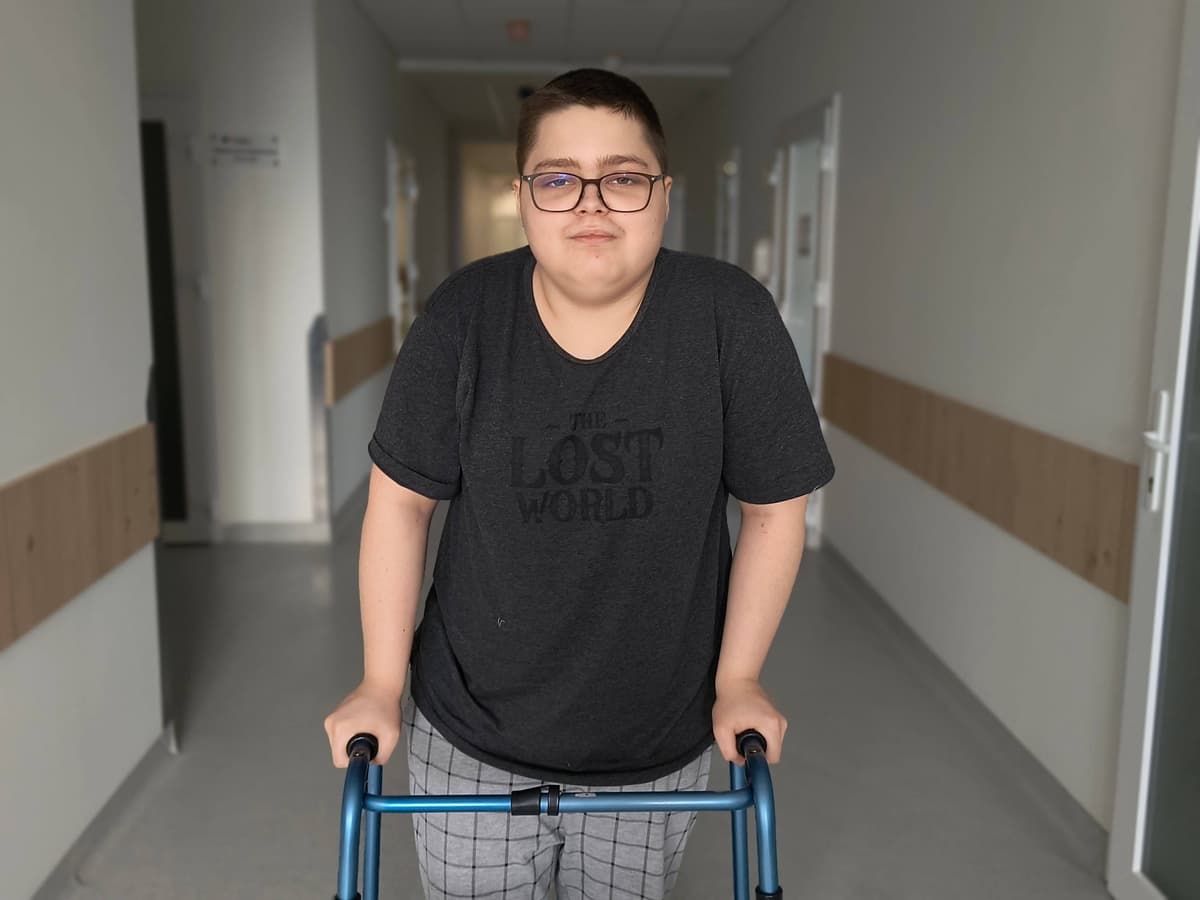 Львівські лікарі унікальним методом відновлюють стегно хлопцю, в якого зламалась кістка під вагою власного тіла 