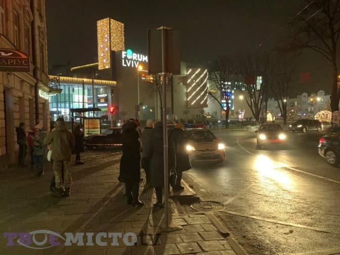 Водія, що травмував дівчину на зупинці у Львові, рік тому позбавили прав