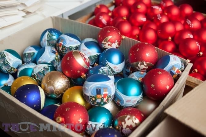 Львівський склодзеркальний завод досі продає іграшки з радянськими символами