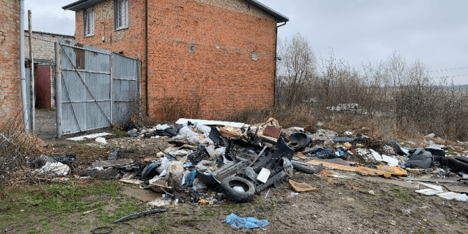 У Львові поблизу аеропорту виявили стихійне сміттєзвалище