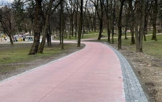 У Львові за унікальною технологією завершують облаштовувати доріжку в парку Франка. Фото