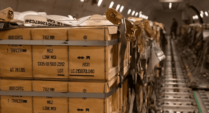 Боєприпаси та зброя у літаку. 2022 рік. Фото: Міноборони США