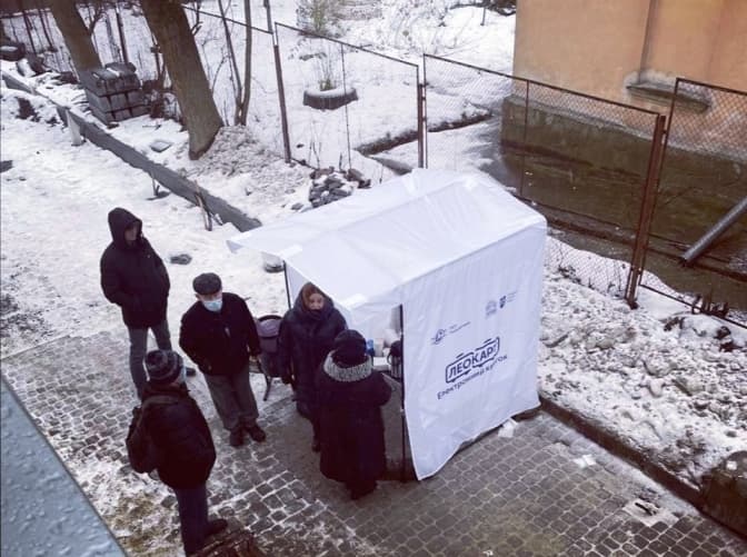«Львівавтодор» розгорнув палатку з чаєм для тих, хто змерз у черзі за е-квитком