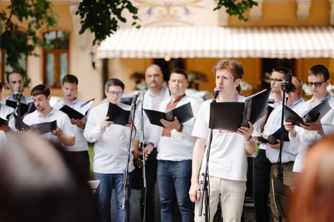 На благодійному ярмарку Львівської філармонії зібрали майже 150 тисяч гривень для ЗСУ